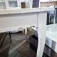 Stół z biało-szarym blatem