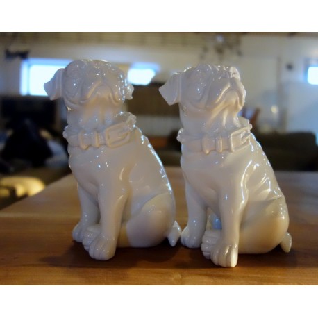 Biała porcelanowa figurka psa 