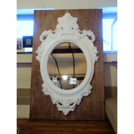 Duże lustro z ramą w stylu barokowym